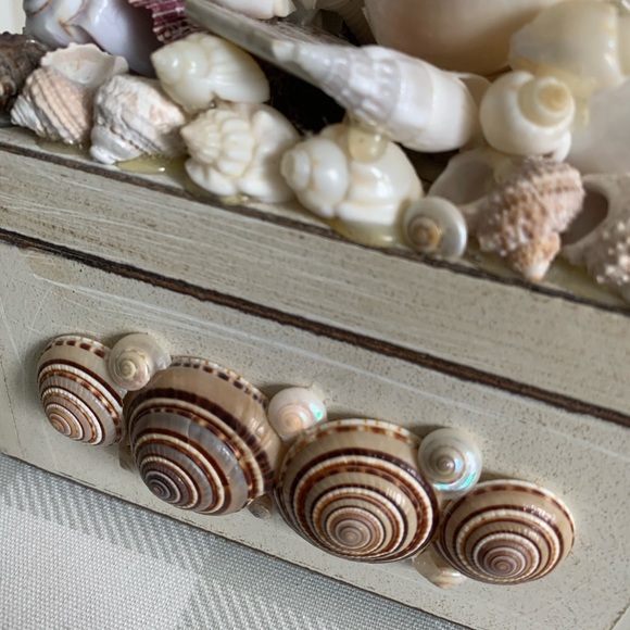 Seashell wooden box with shells and china encrusted on wooden decorative… - Picture 2 of 16